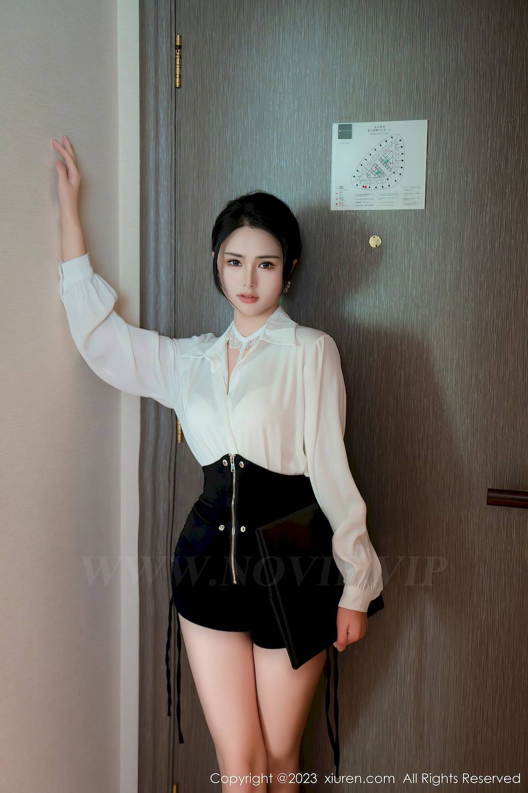 秀人网美女模特艾希儿白色上衣搭配黑色短裙性感写真-10