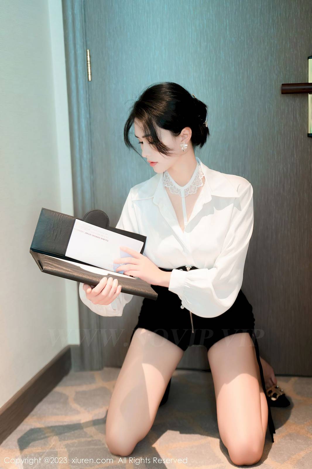 秀人网美女模特艾希儿白色上衣搭配黑色短裙性感写真-14