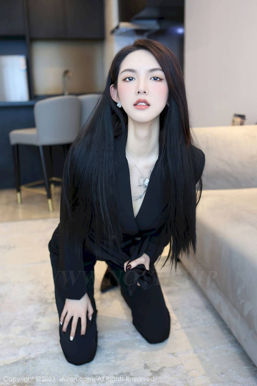 秀人网美女模特乔一一深色服饰搭配魅惑黑丝明艳写真-10