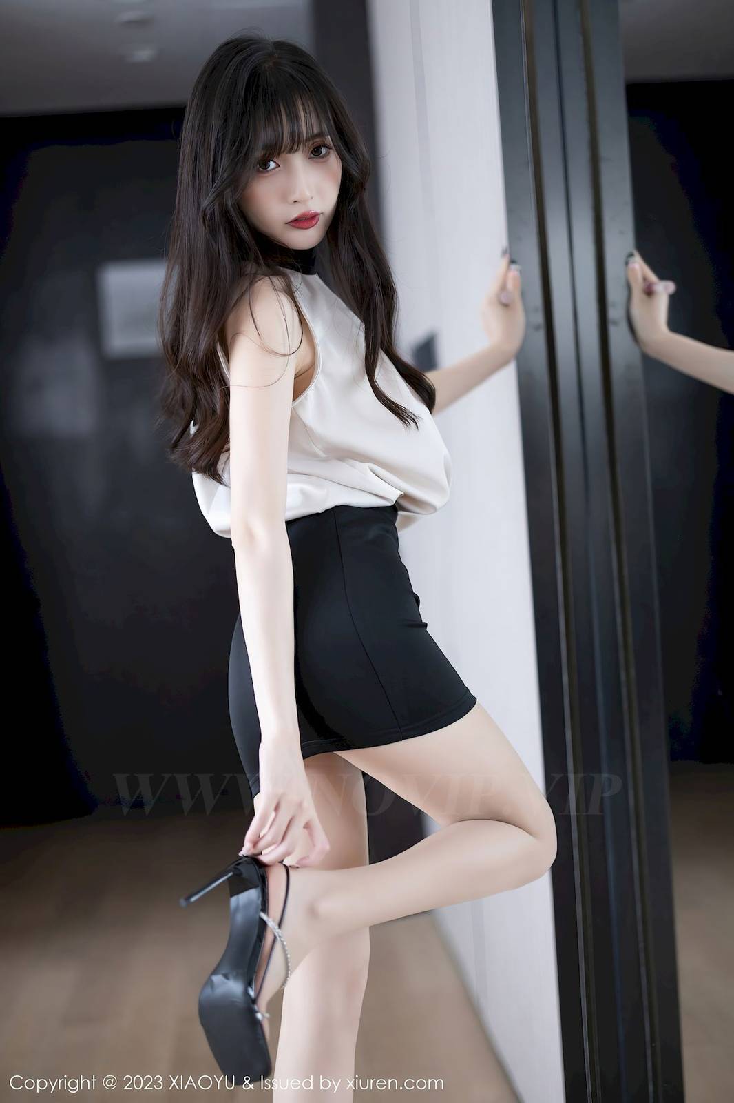 语画界美女模特林星阑浅色上衣搭配黑色短裙性感写真-13