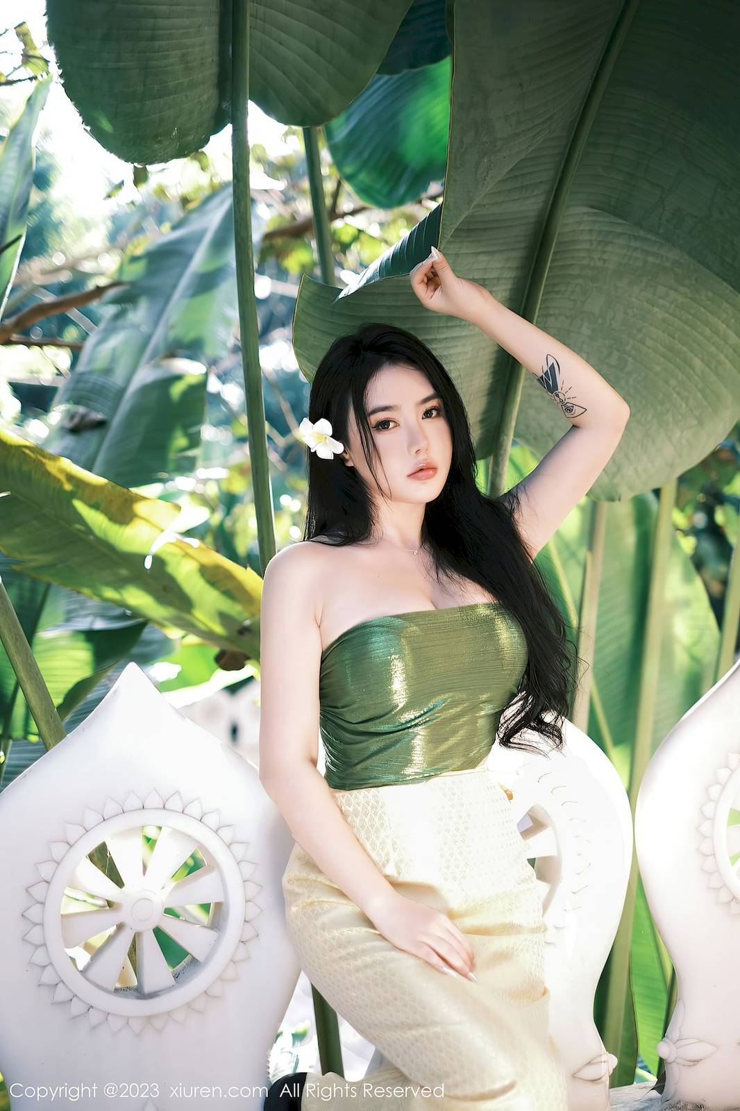 秀人网性感女神Manuela玛鲁娜丰润身材异域风情户外写真