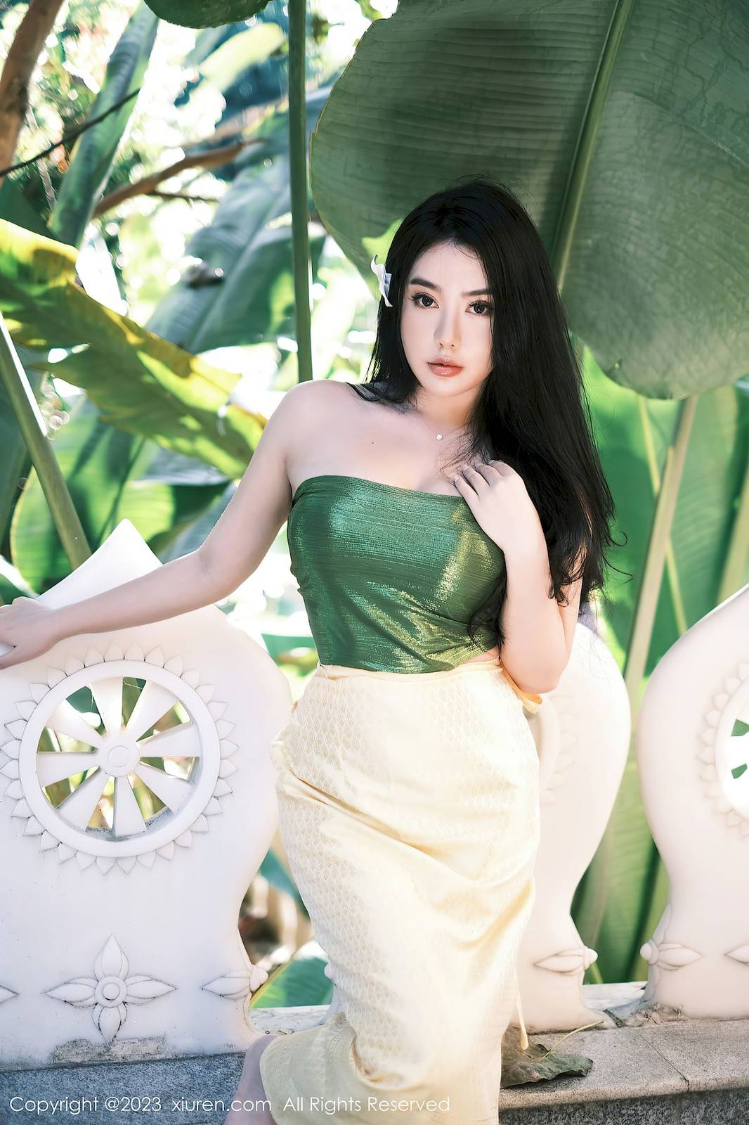 秀人网性感女神Manuela玛鲁娜丰润身材异域风情户外写真-2