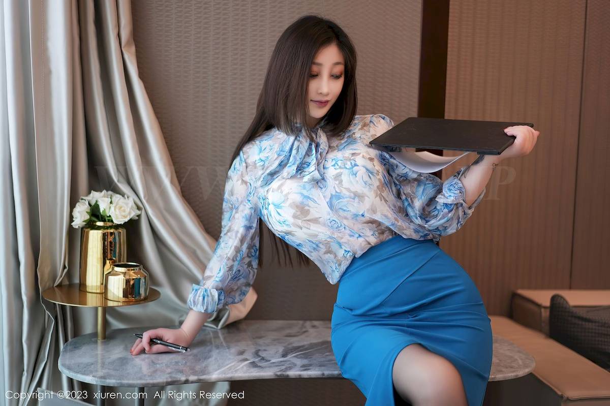 秀人网性感女神妲己_Toxic浅花上衣搭配蓝色短裙厦门旅拍-7