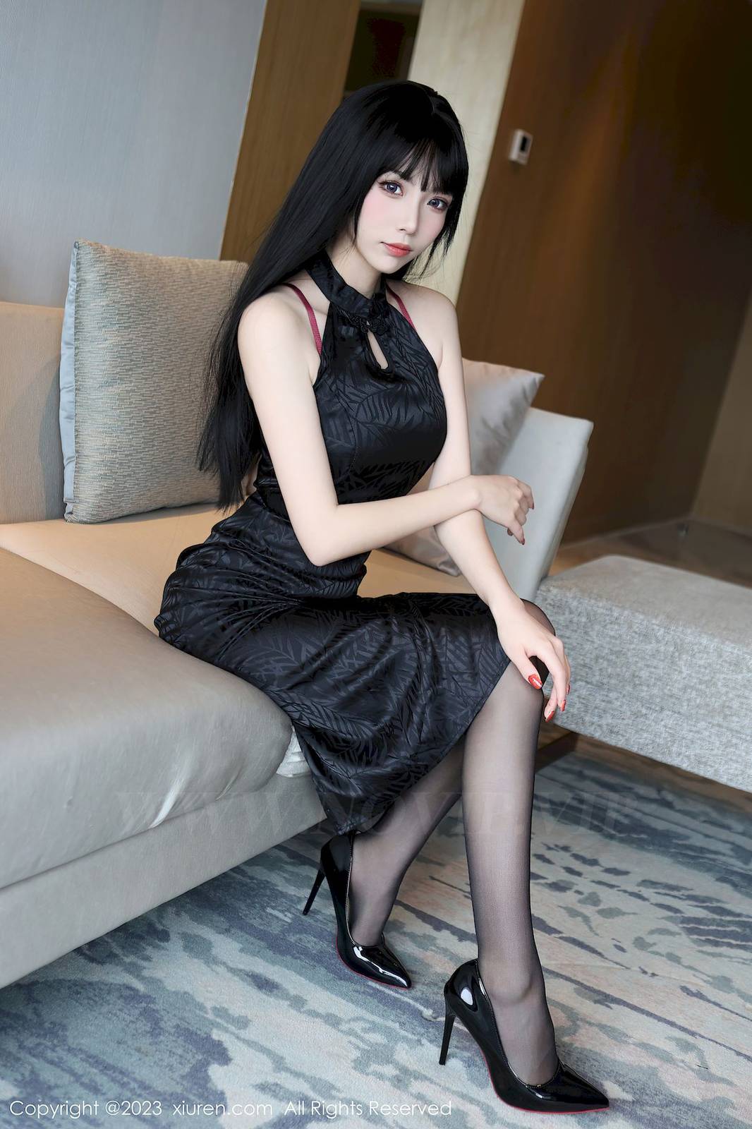 秀人网美女模特江七七深色旗袍搭配魅惑黑丝首套写真