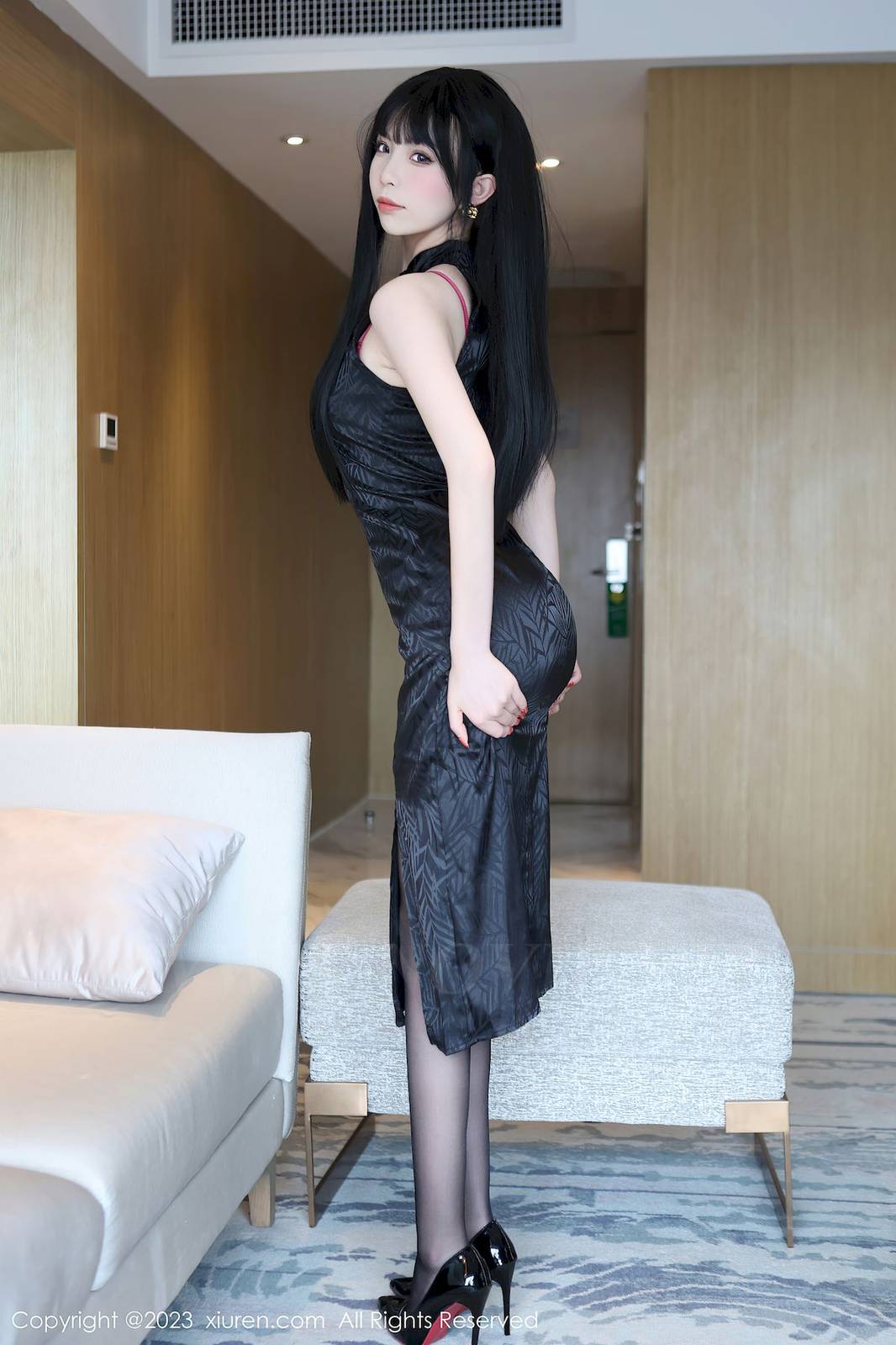 秀人网美女模特江七七深色旗袍搭配魅惑黑丝首套写真-18