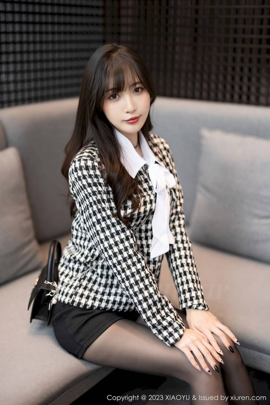 语画界美女模特林星阑黑白格子服饰搭配黑色短裤性感写真-6