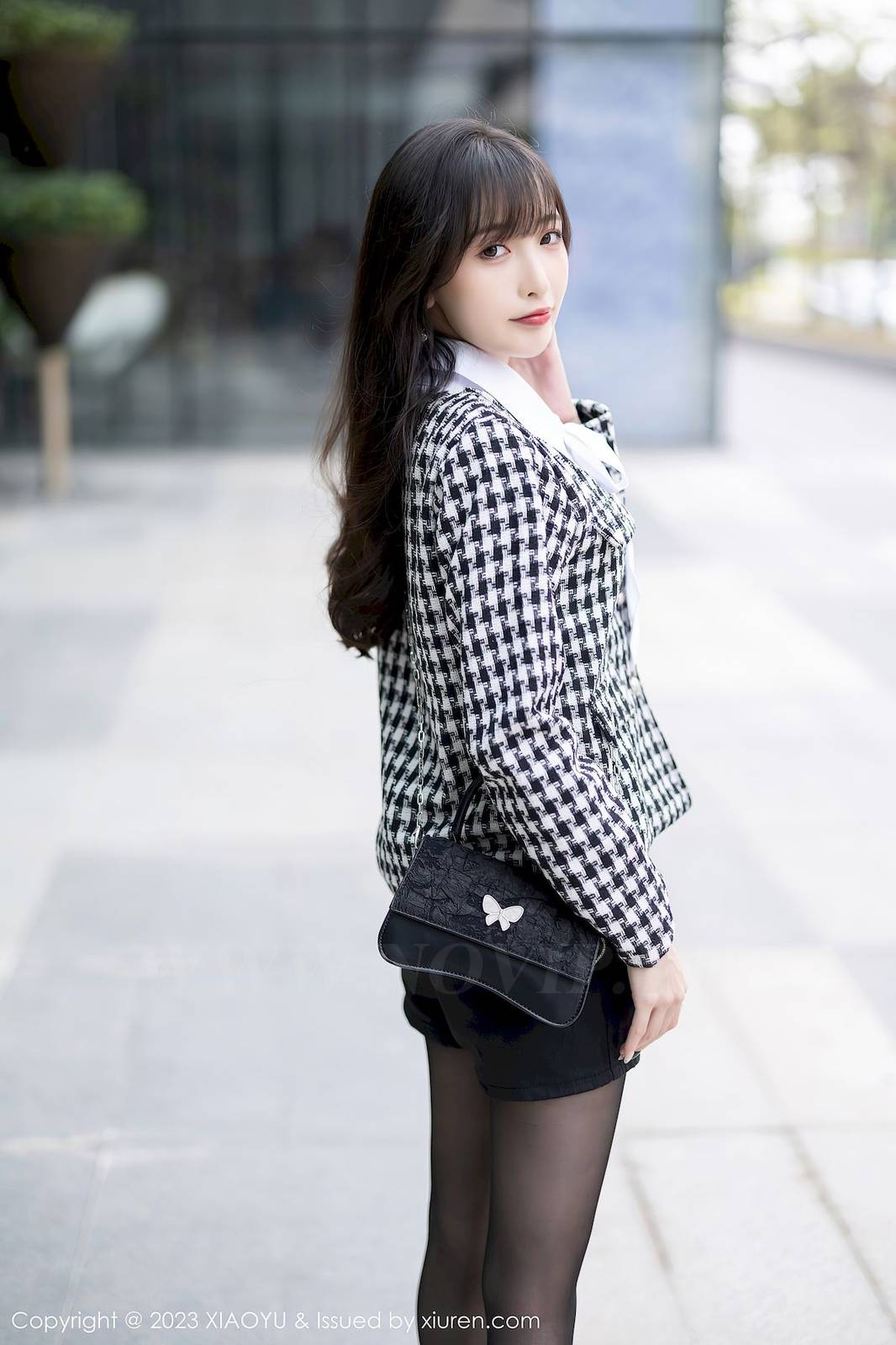 语画界美女模特林星阑黑白格子服饰搭配黑色短裤性感写真-16
