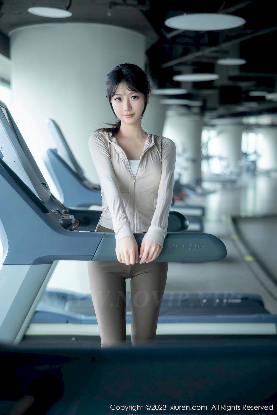 秀人网美女模特幼幼浅色运动服饰健身房场景性感写真-6