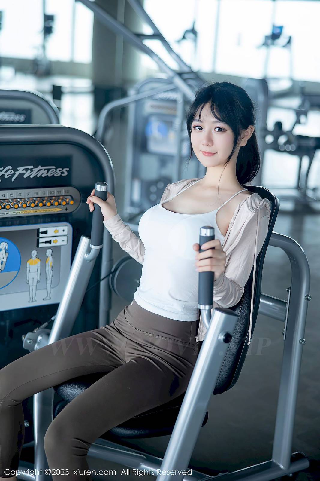 秀人网美女模特幼幼浅色运动服饰健身房场景性感写真-20