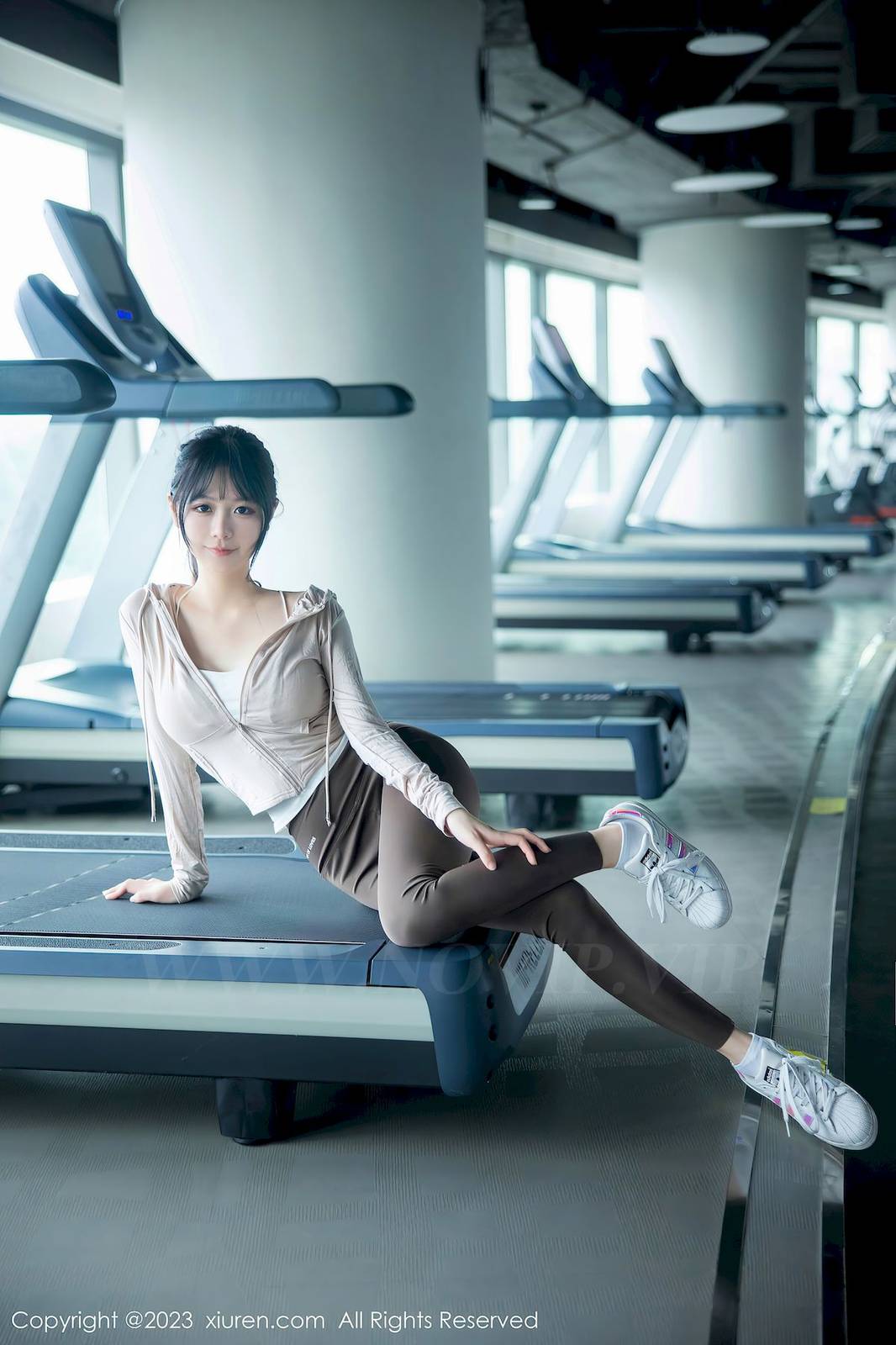 秀人网美女模特幼幼浅色运动服饰健身房场景性感写真-17