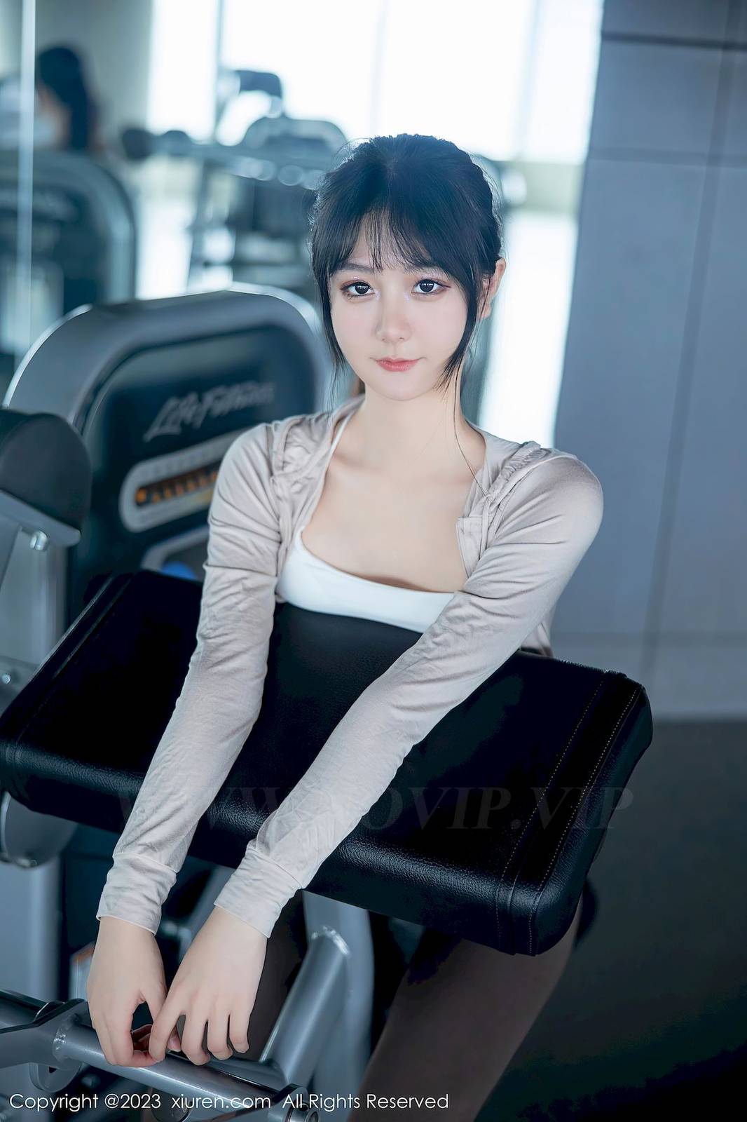 秀人网美女模特幼幼浅色运动服饰健身房场景性感写真-26