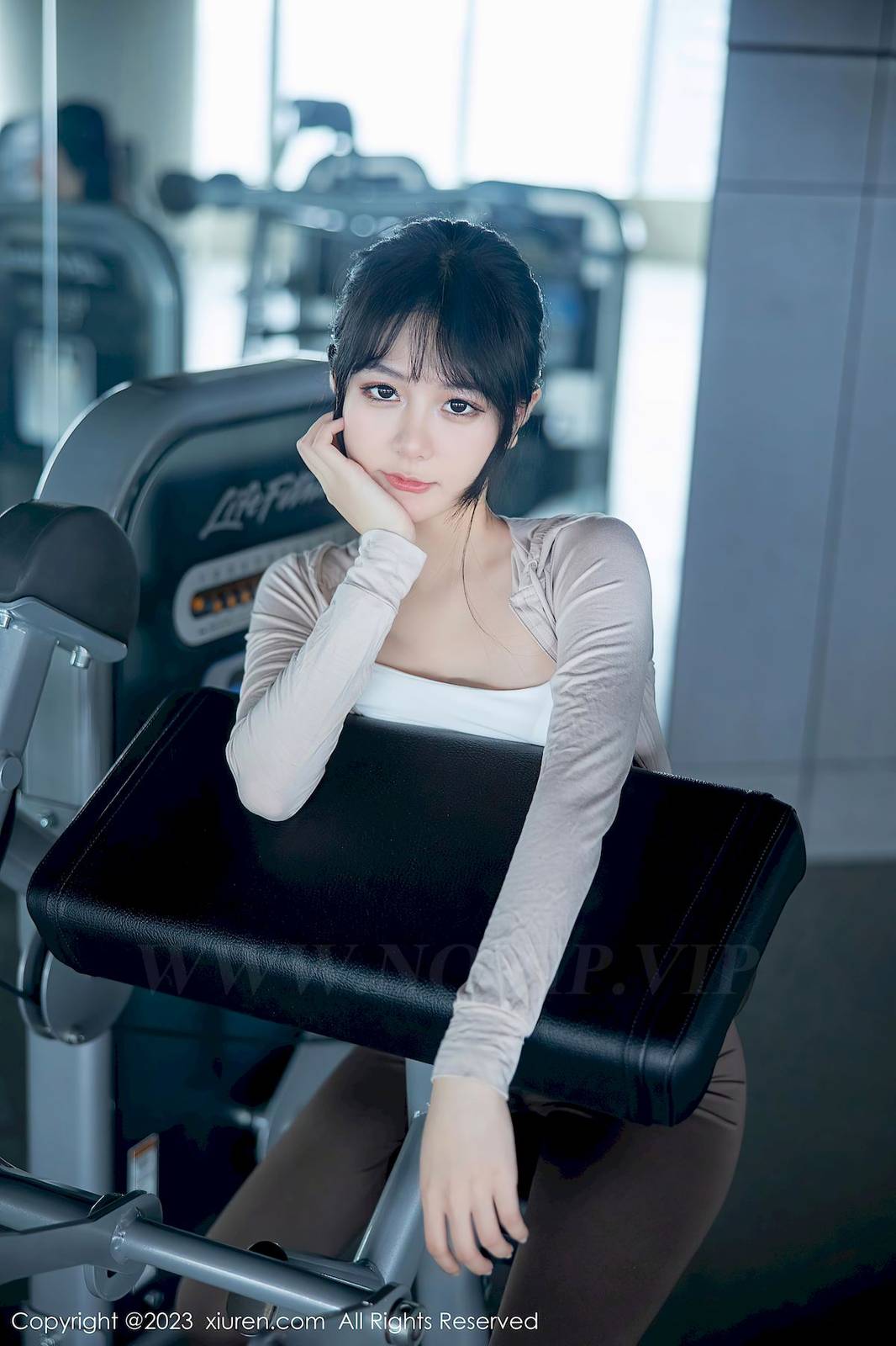 秀人网美女模特幼幼浅色运动服饰健身房场景性感写真-25