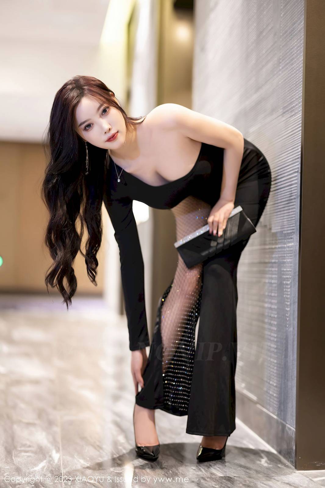 语画界性感女神杨晨晨Yome黑色连衣长裙丰腴身材迷人写真-15