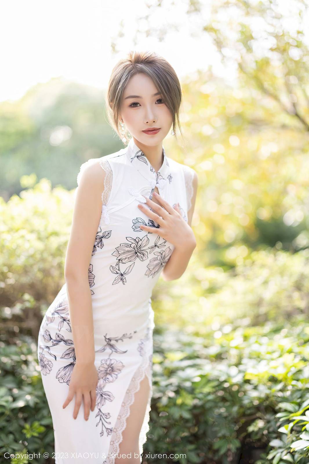 语画界美女模特苏苏阿白色旗袍搭配原色丝袜性感写真-14