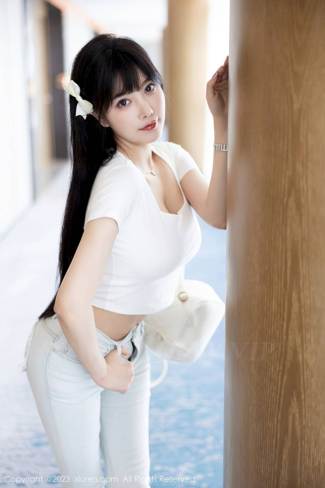 秀人网性感女神杨晨晨Yome白色牛仔裤搭配原色丝袜写真-12