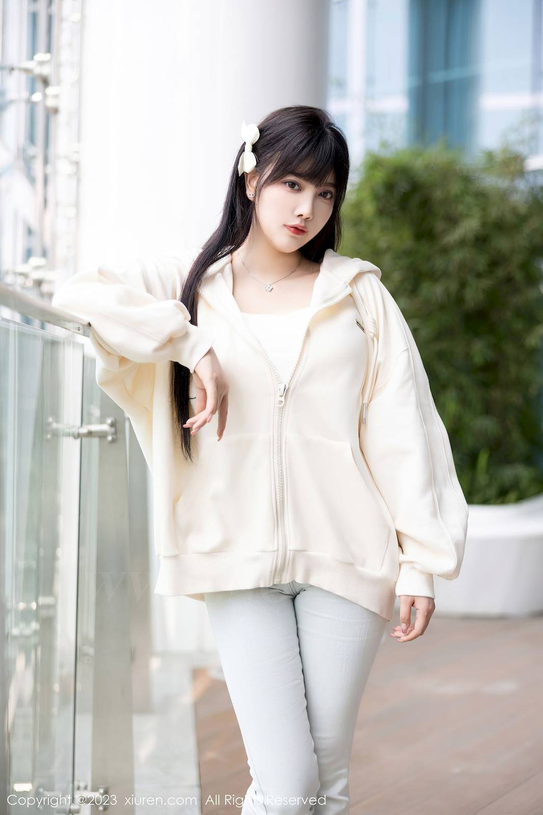 秀人网性感女神杨晨晨Yome白色牛仔裤搭配原色丝袜写真-4