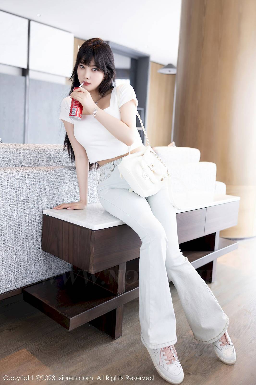 秀人网性感女神杨晨晨Yome白色牛仔裤搭配原色丝袜写真-17