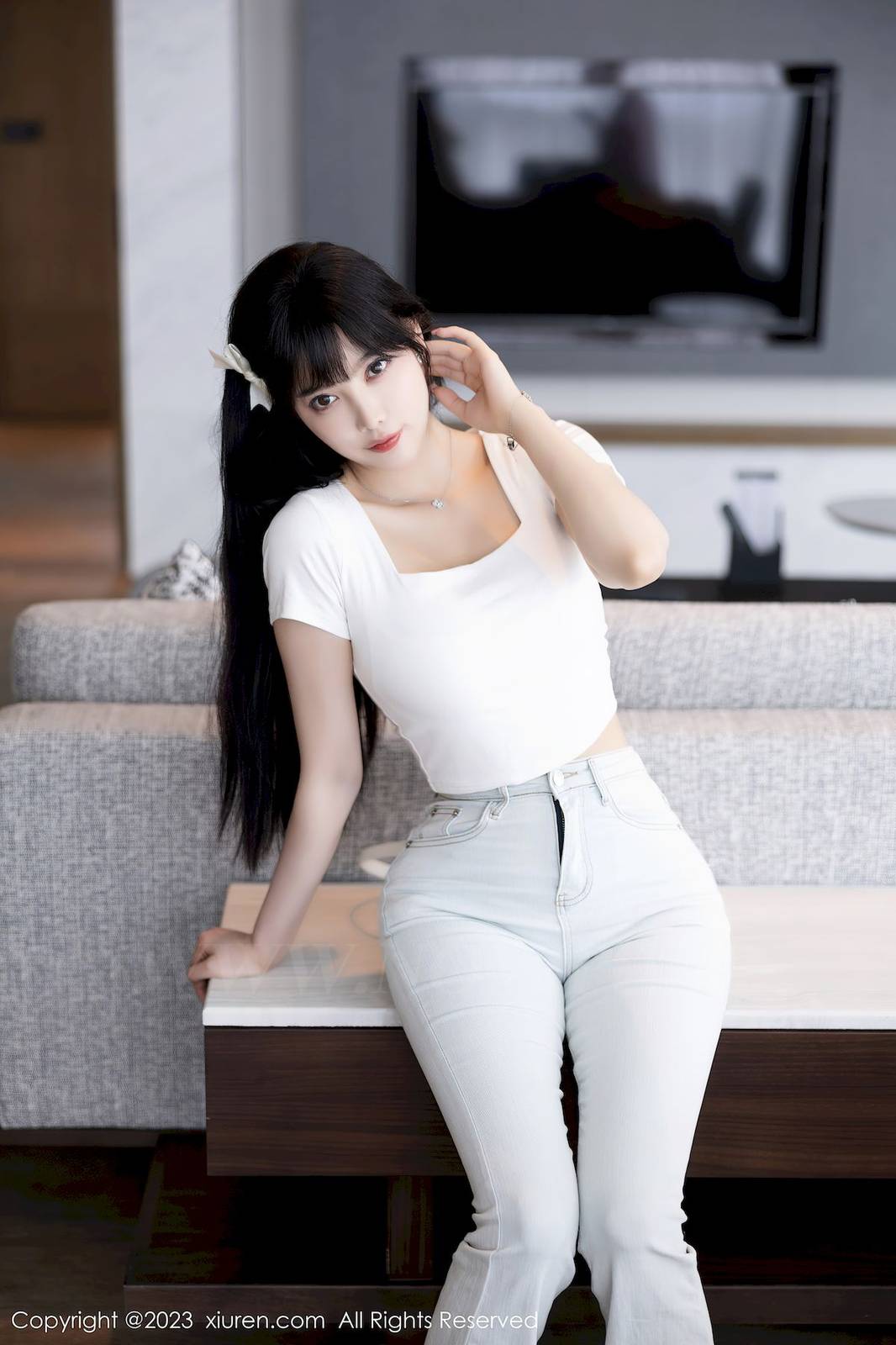 秀人网性感女神杨晨晨Yome白色牛仔裤搭配原色丝袜写真-15