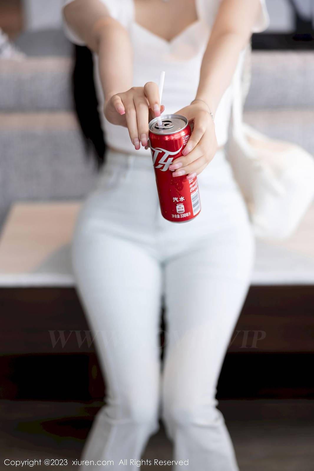 秀人网性感女神杨晨晨Yome白色牛仔裤搭配原色丝袜写真-16