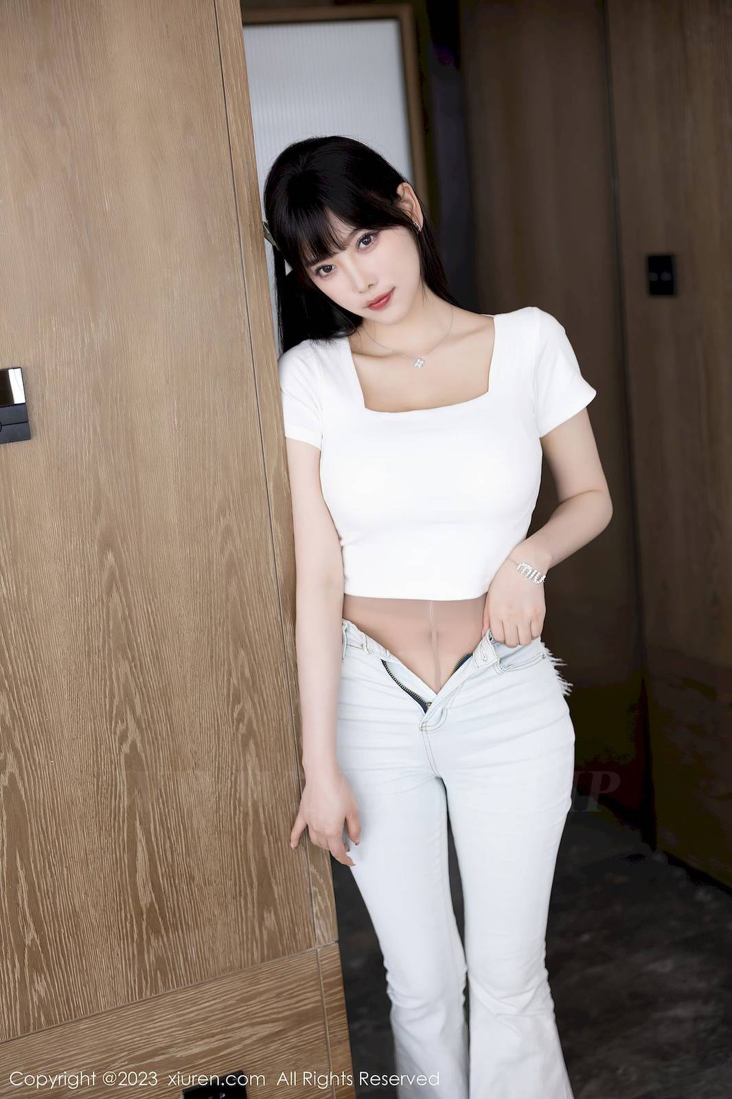 秀人网性感女神杨晨晨Yome白色牛仔裤搭配原色丝袜写真-26