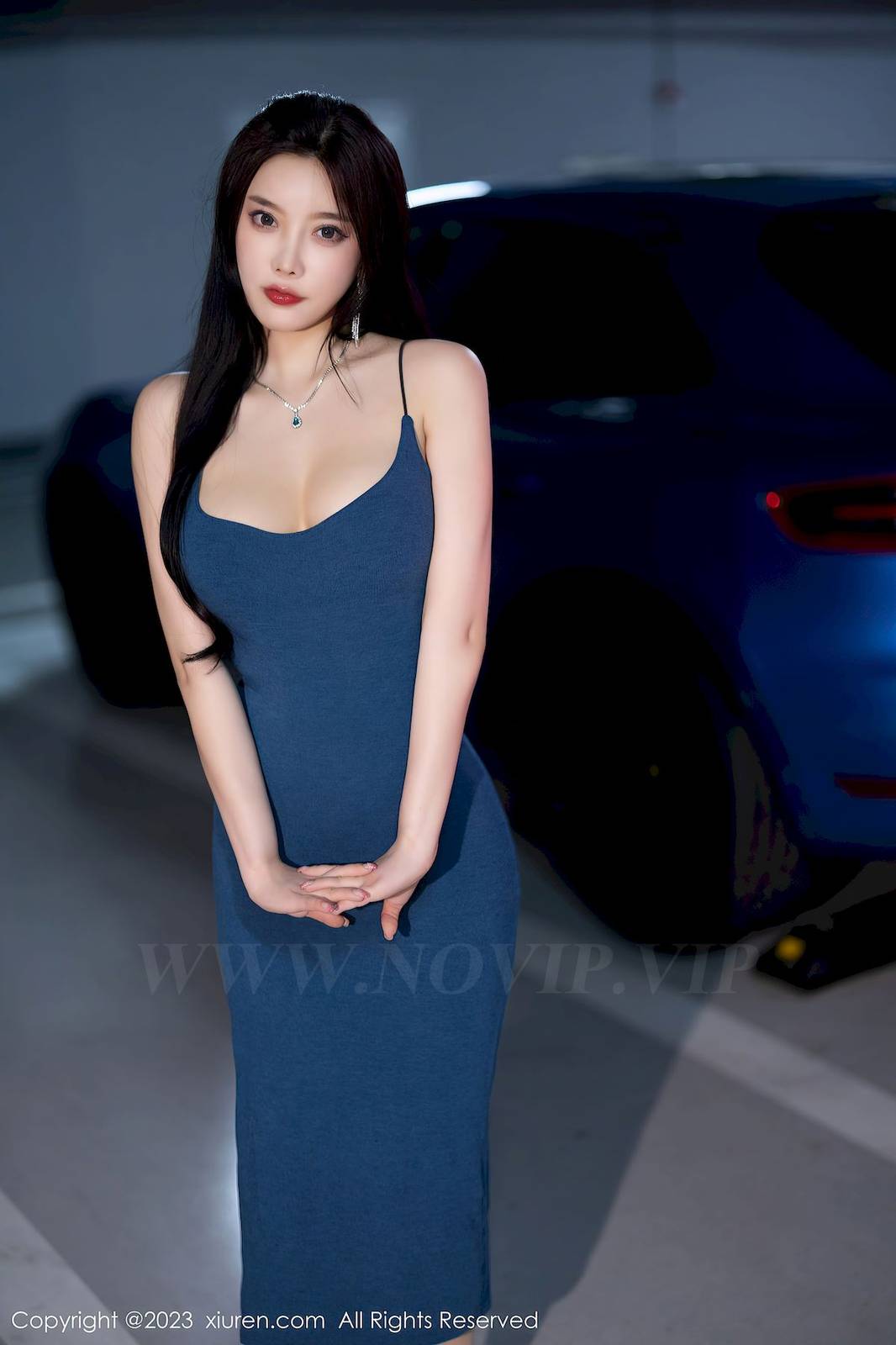 秀人网性感女神杨晨晨Yome蓝色吊带长裙丰腴身材海南旅拍-2