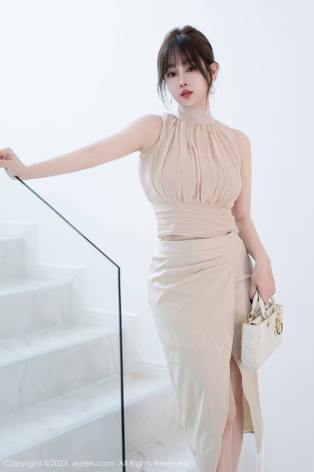 秀人网性感女神王雨纯浅色连衣长裙原色丝袜泰国旅拍