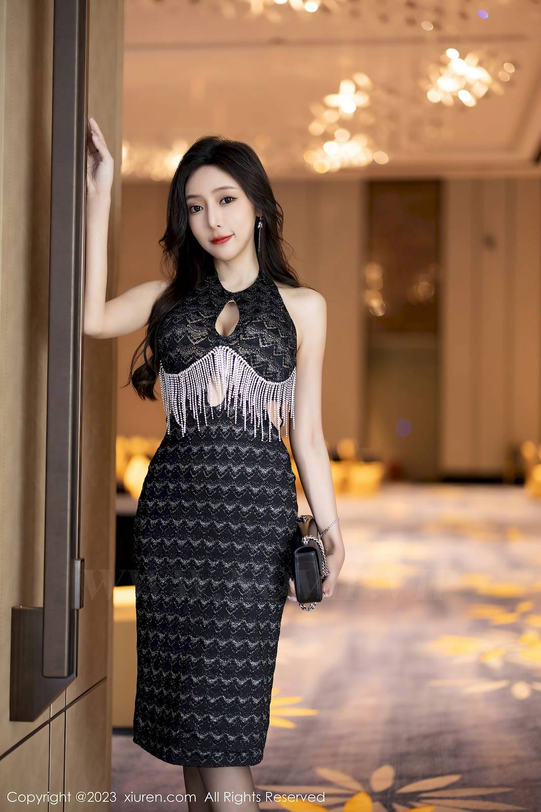 秀人网性感女神王馨瑶yanni黑色旗袍服饰御姐姿态写真