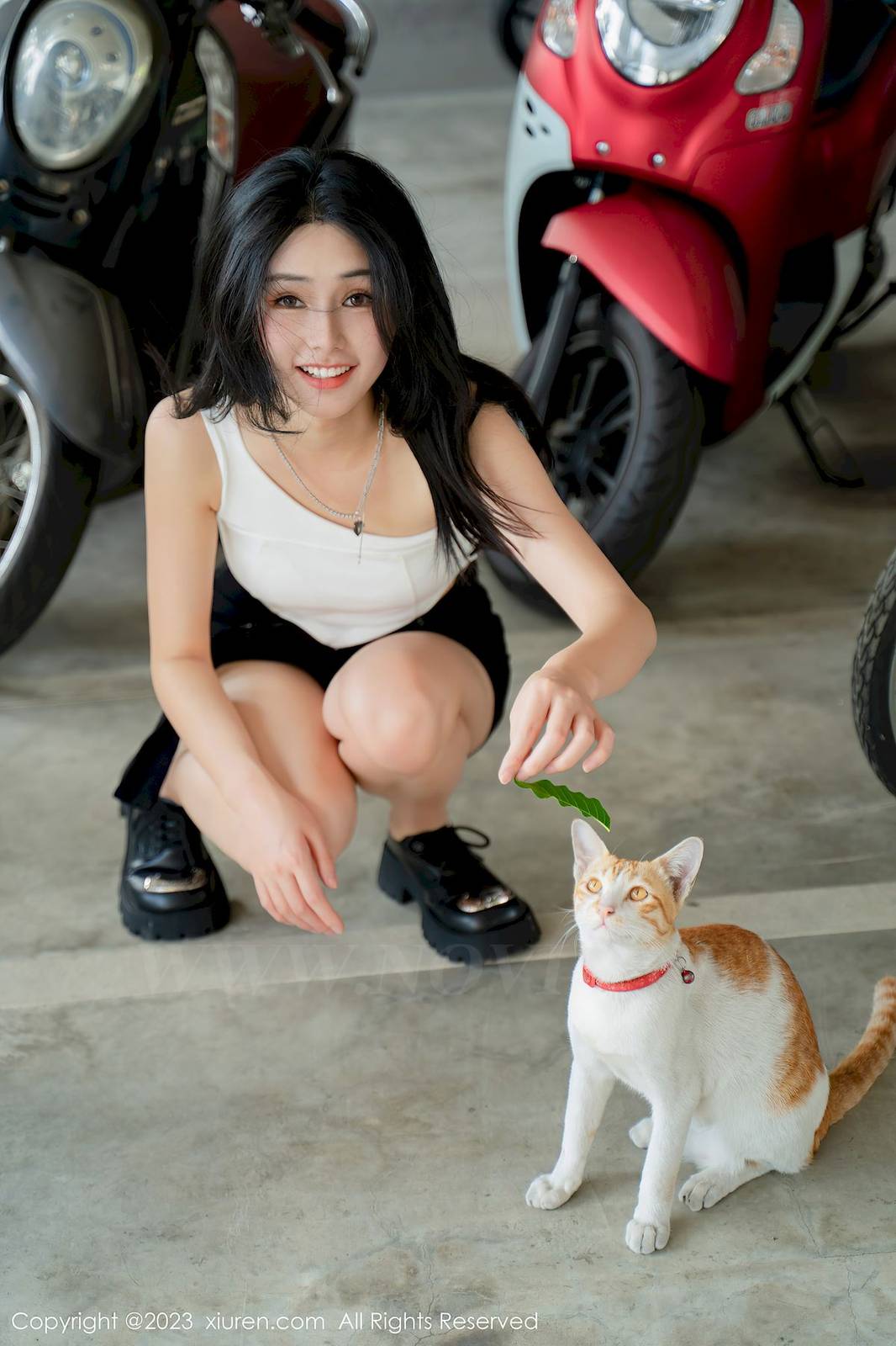 秀人网美女模特艾希儿白色上衣搭配黑色短裤性感写真-22