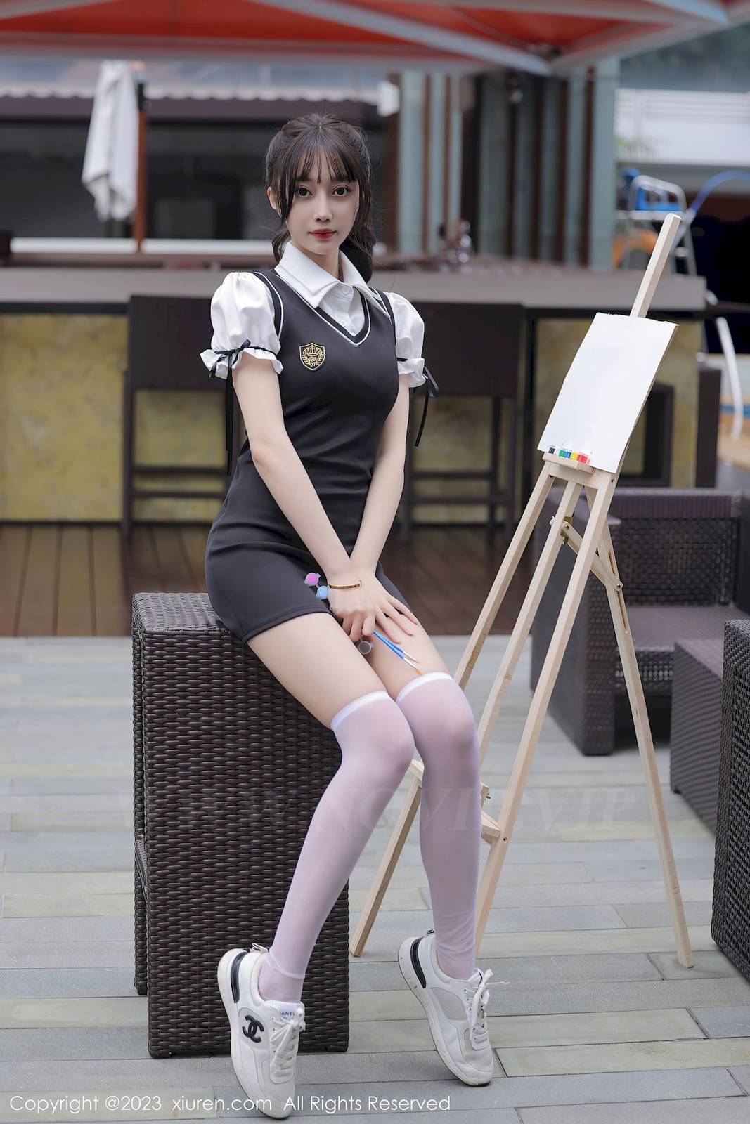 秀人网美女模特玥儿玥er黑色背带裙搭配白色丝袜广州旅拍