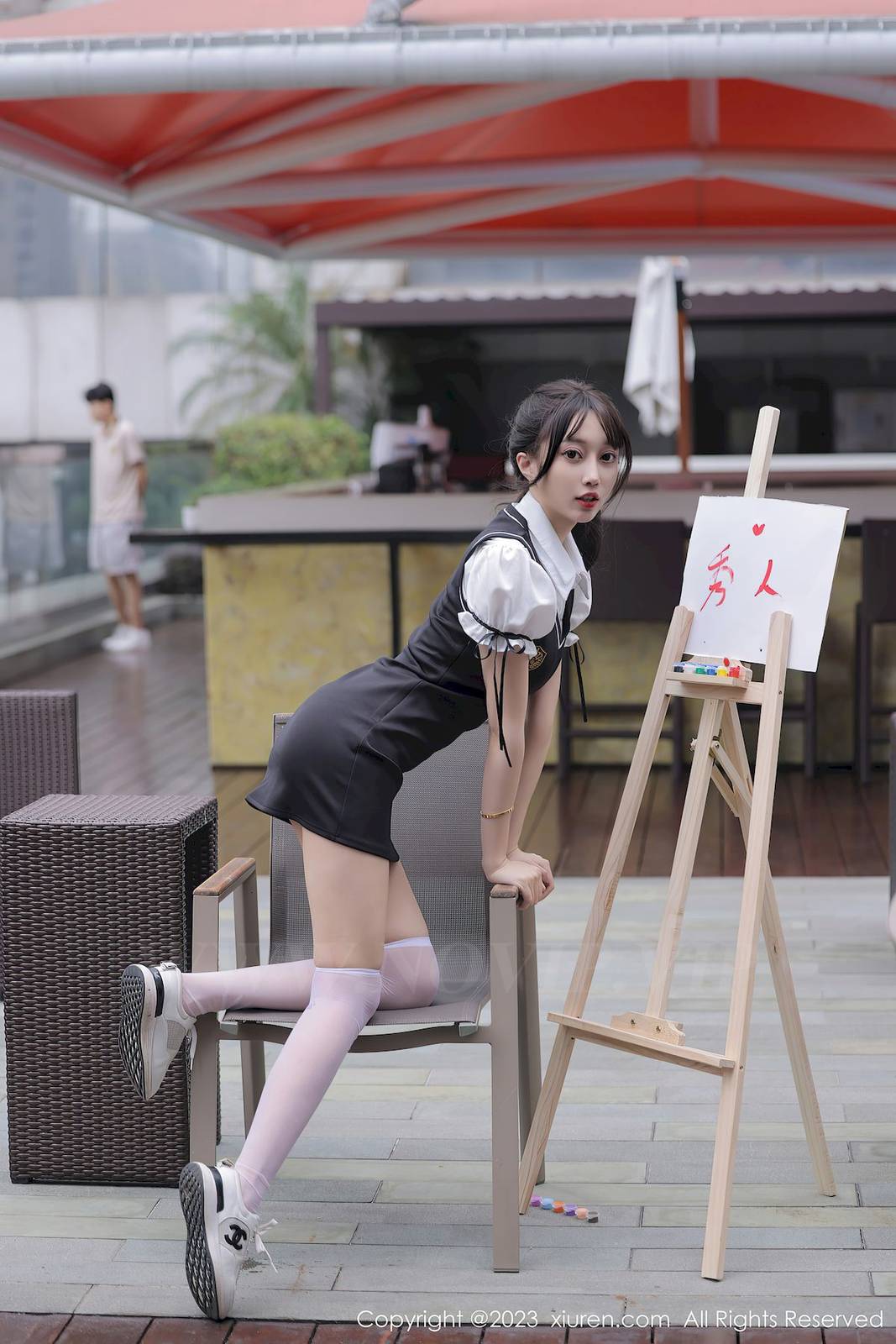 秀人网美女模特玥儿玥er黑色背带裙搭配白色丝袜广州旅拍-9