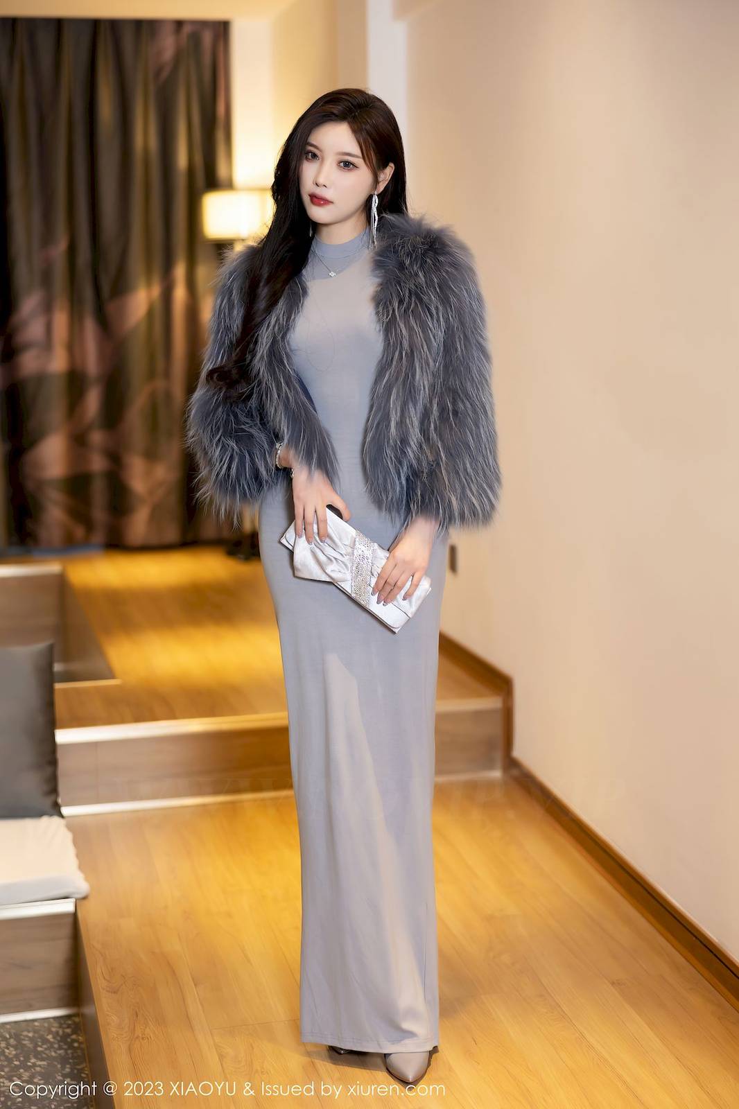 语画界性感女神杨晨晨Yome灰色连衣长裙高挑身材贵州旅拍