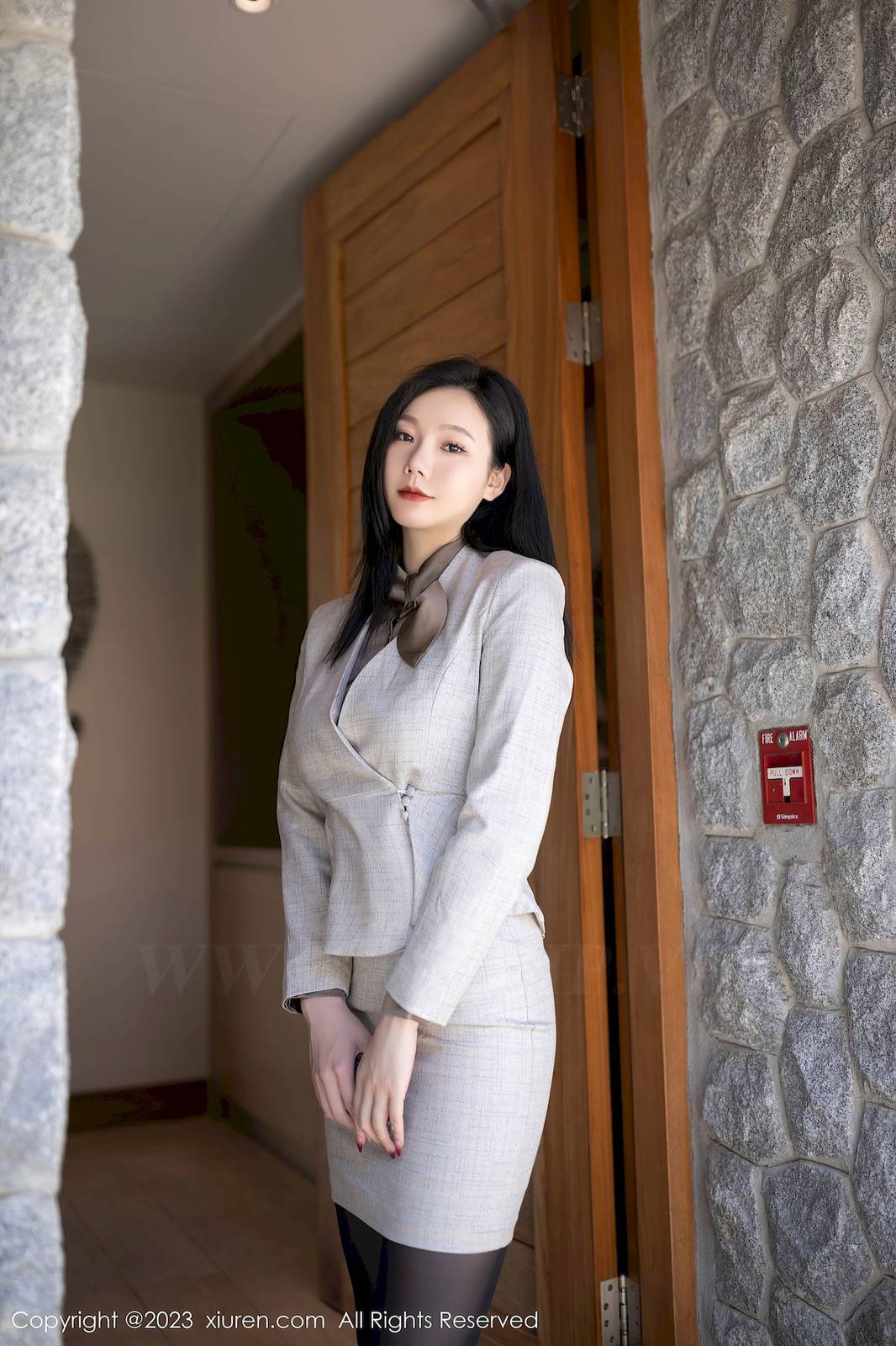 秀人网美女模特安然anran灰色职业OL黑丝魅惑泰国旅拍