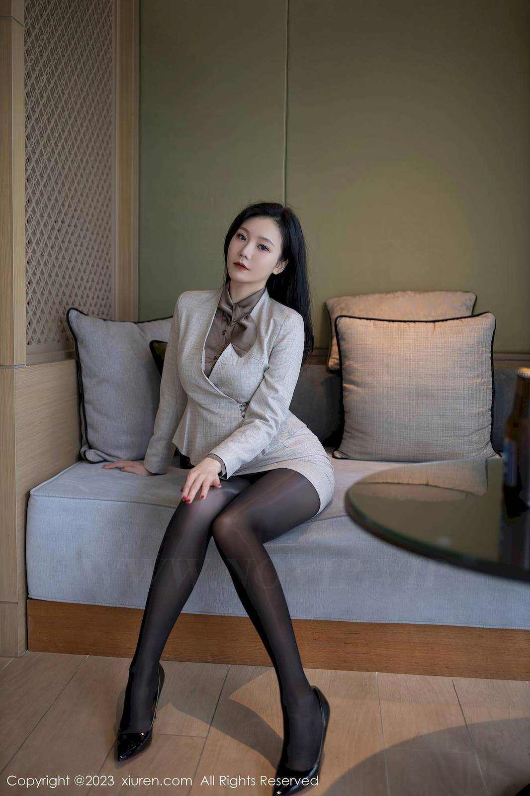 秀人网美女模特安然anran灰色职业OL黑丝魅惑泰国旅拍-3