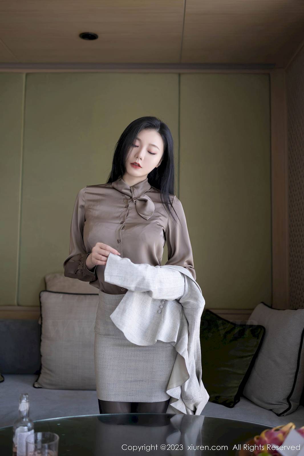 秀人网美女模特安然anran灰色职业OL黑丝魅惑泰国旅拍-10