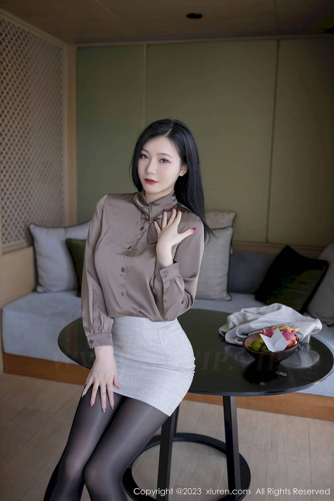 秀人网美女模特安然anran灰色职业OL黑丝魅惑泰国旅拍-18