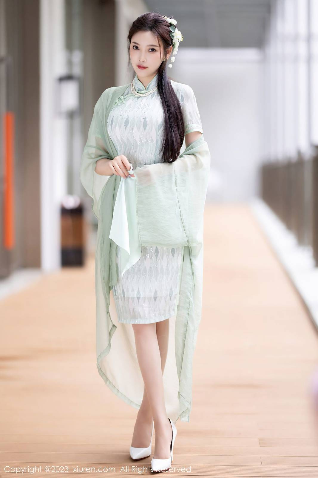 秀人网性感女神杨晨晨Yome淡绿色旗袍搭配原色丝袜写真