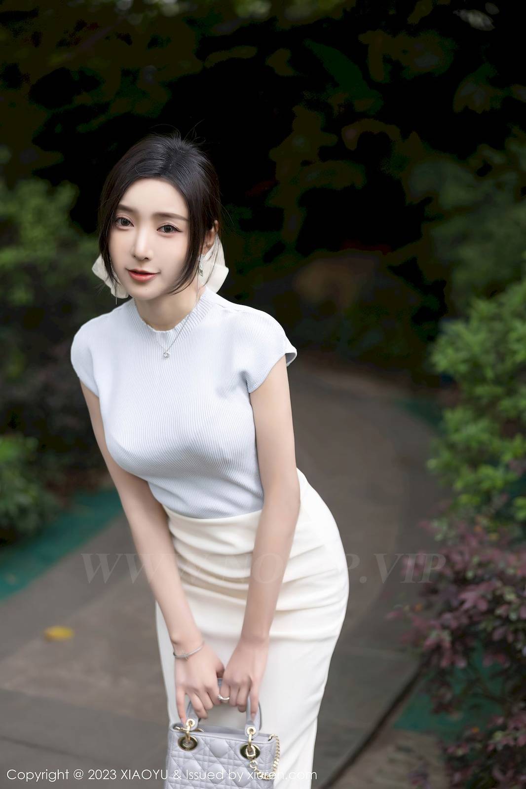 语画界性感女神王馨瑶yanni浅色上衣搭配白色短裙写真-7