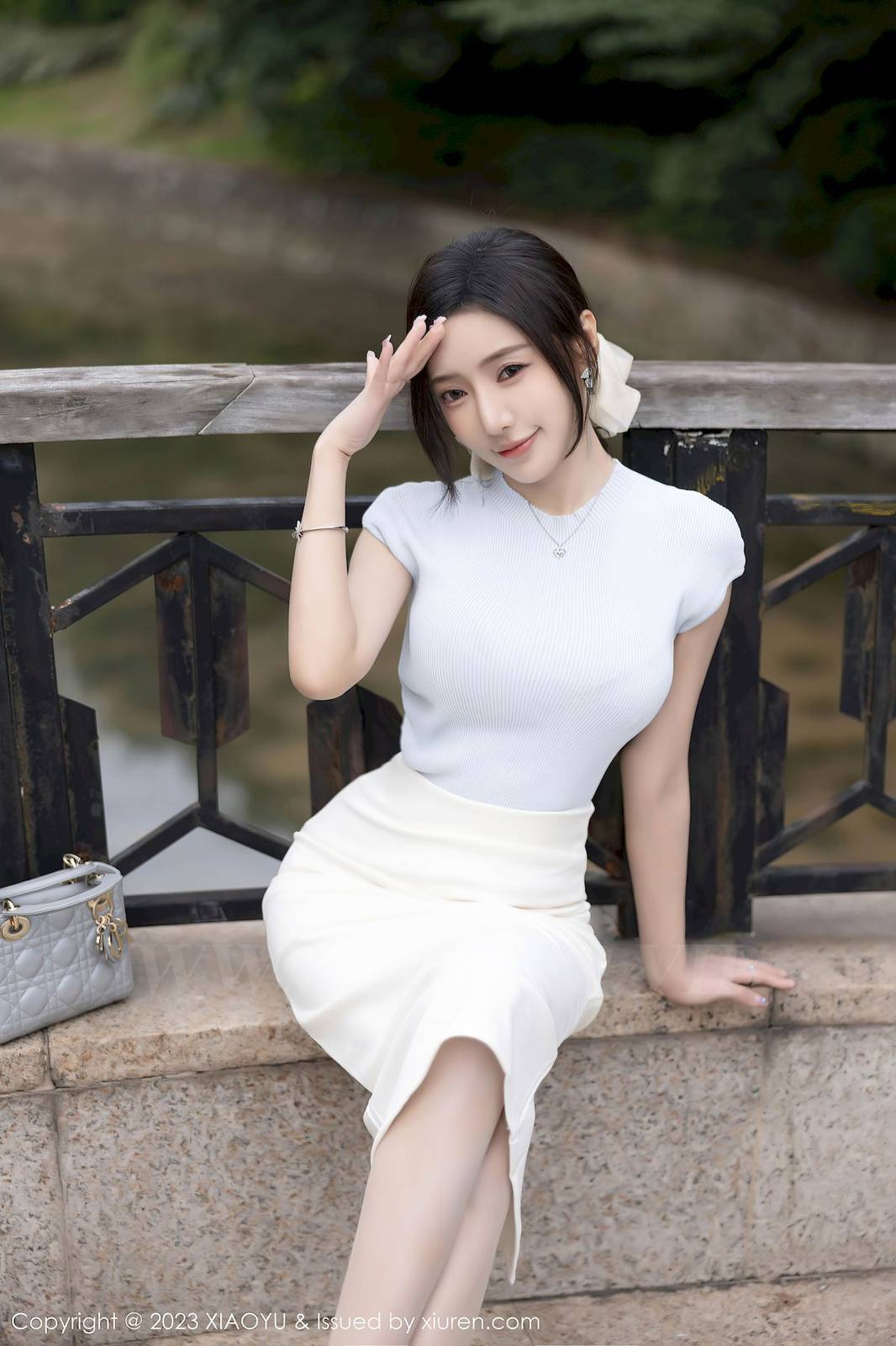 语画界性感女神王馨瑶yanni浅色上衣搭配白色短裙写真-15