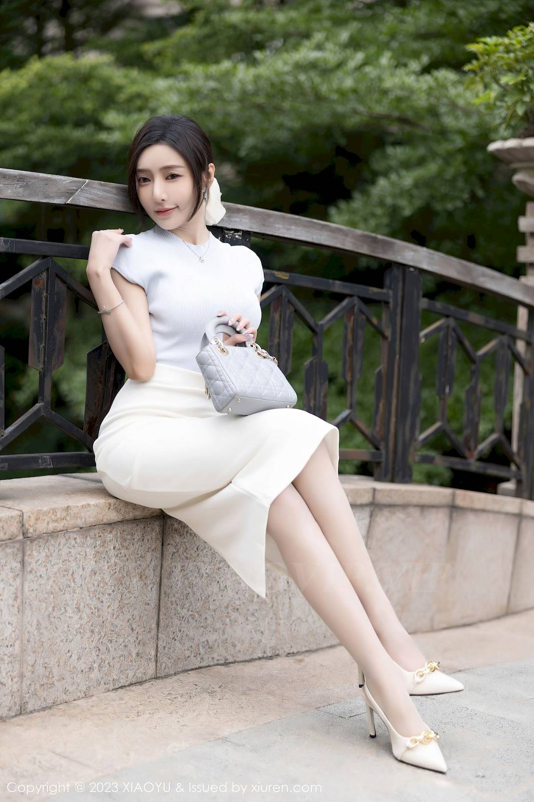 语画界性感女神王馨瑶yanni浅色上衣搭配白色短裙写真-13