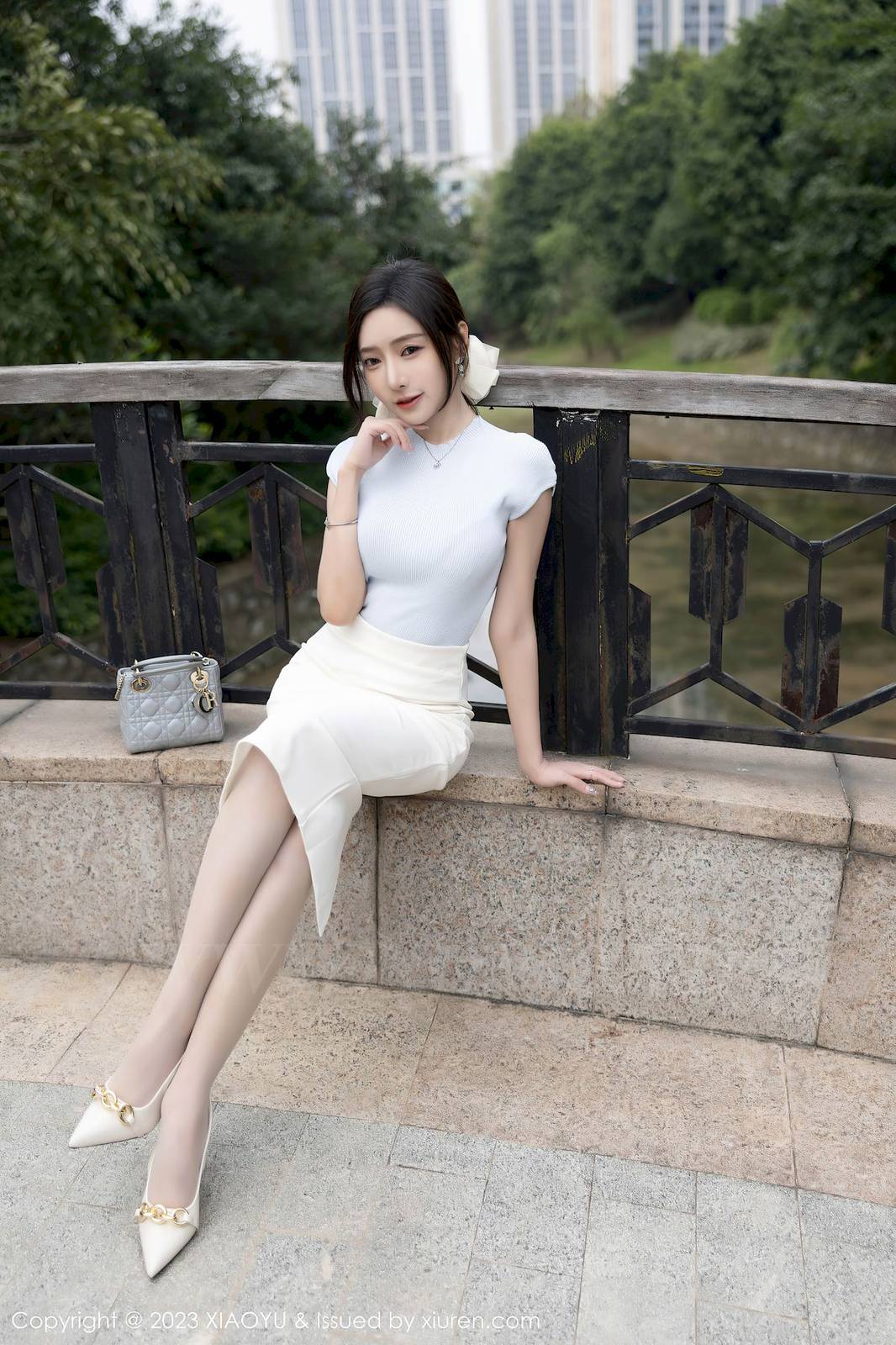 语画界性感女神王馨瑶yanni浅色上衣搭配白色短裙写真-16