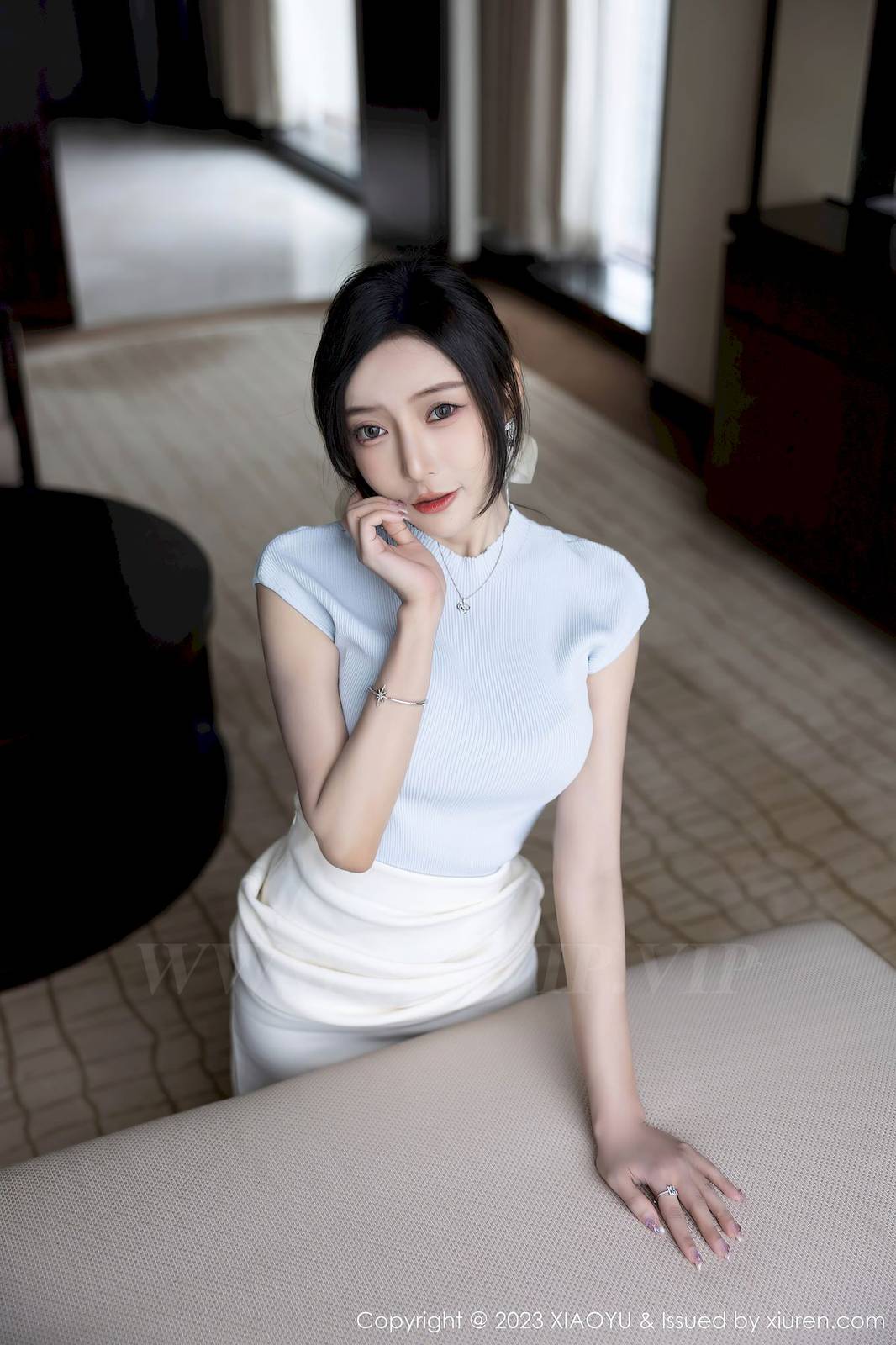 语画界性感女神王馨瑶yanni浅色上衣搭配白色短裙写真-28