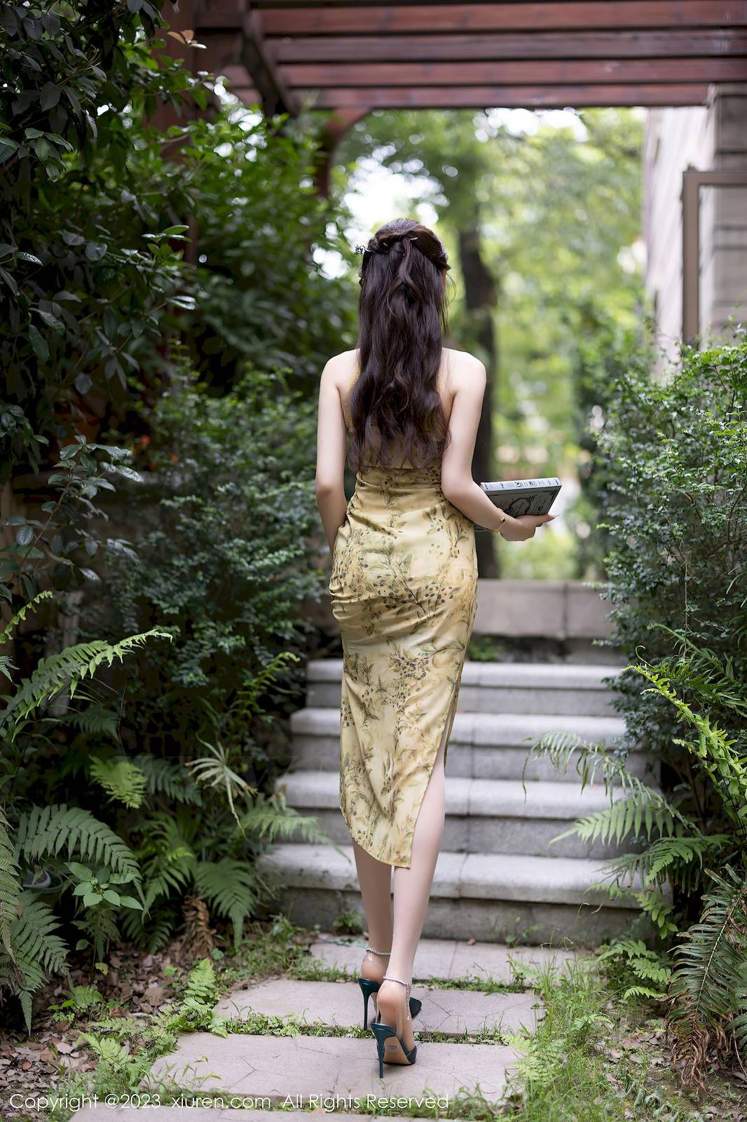 秀人网性感女神徐莉芝Booty浅黄连衣长裙原色丝袜写真-6