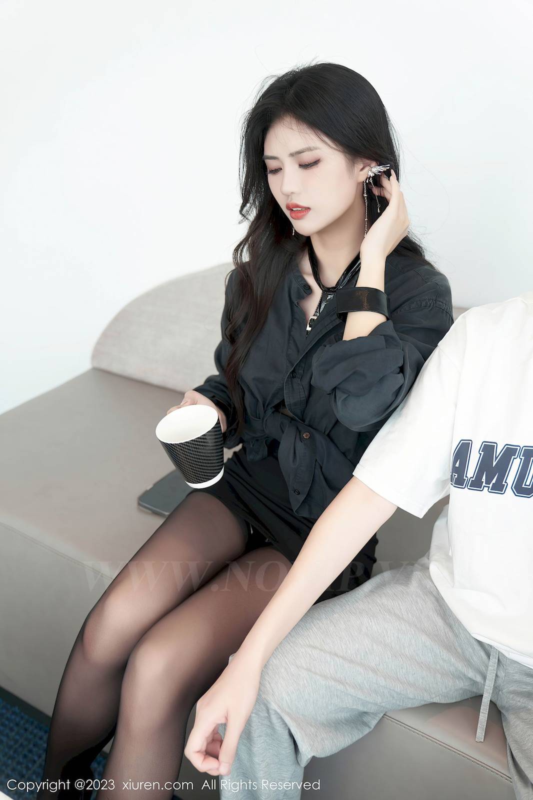 秀人网模特@浅浅Danny黑丝美腿搭配时尚穿着性感写真-15