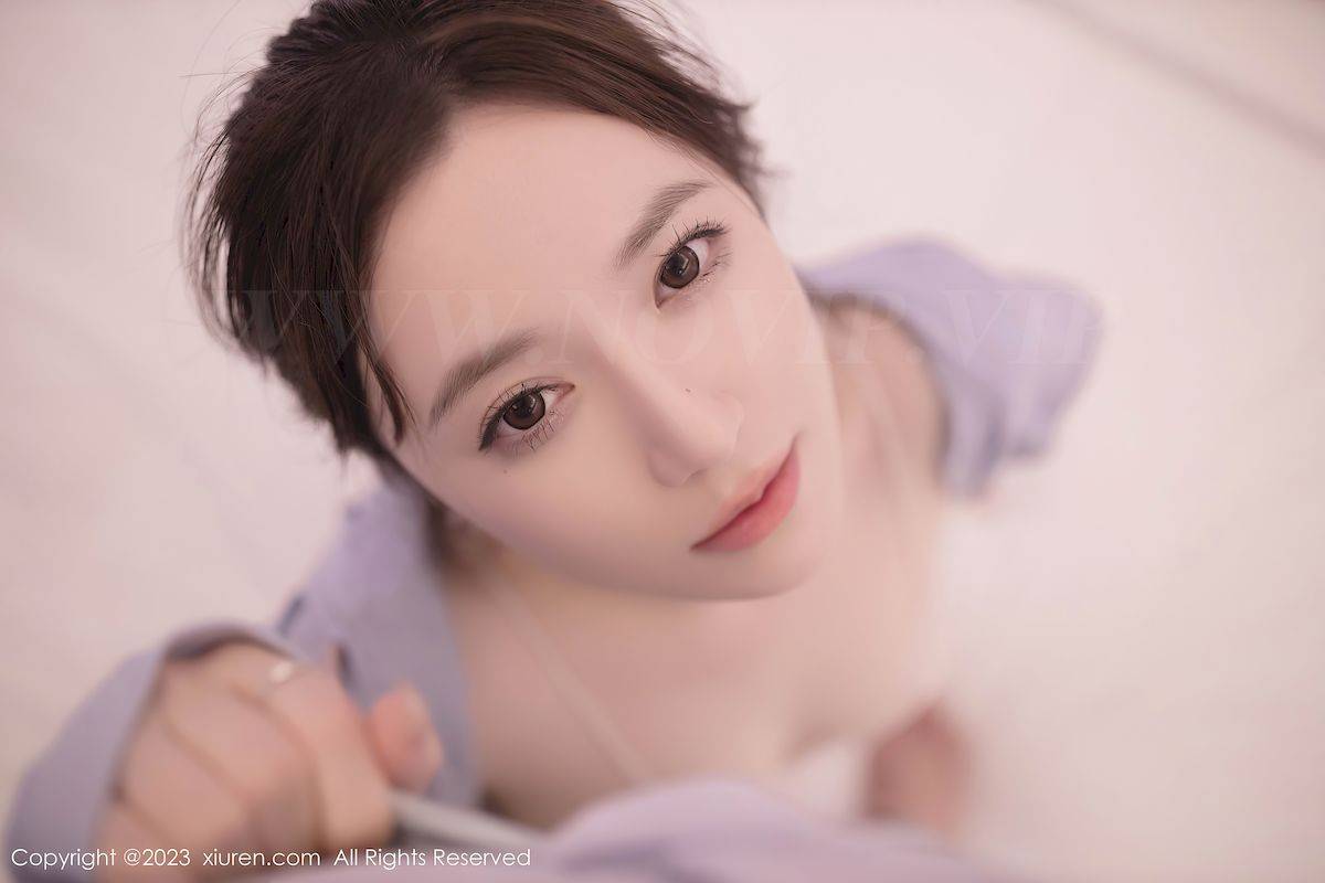 秀人网美女模特鱼子酱Fish淡蓝色上衣粉灰色短裙泰国旅拍-13