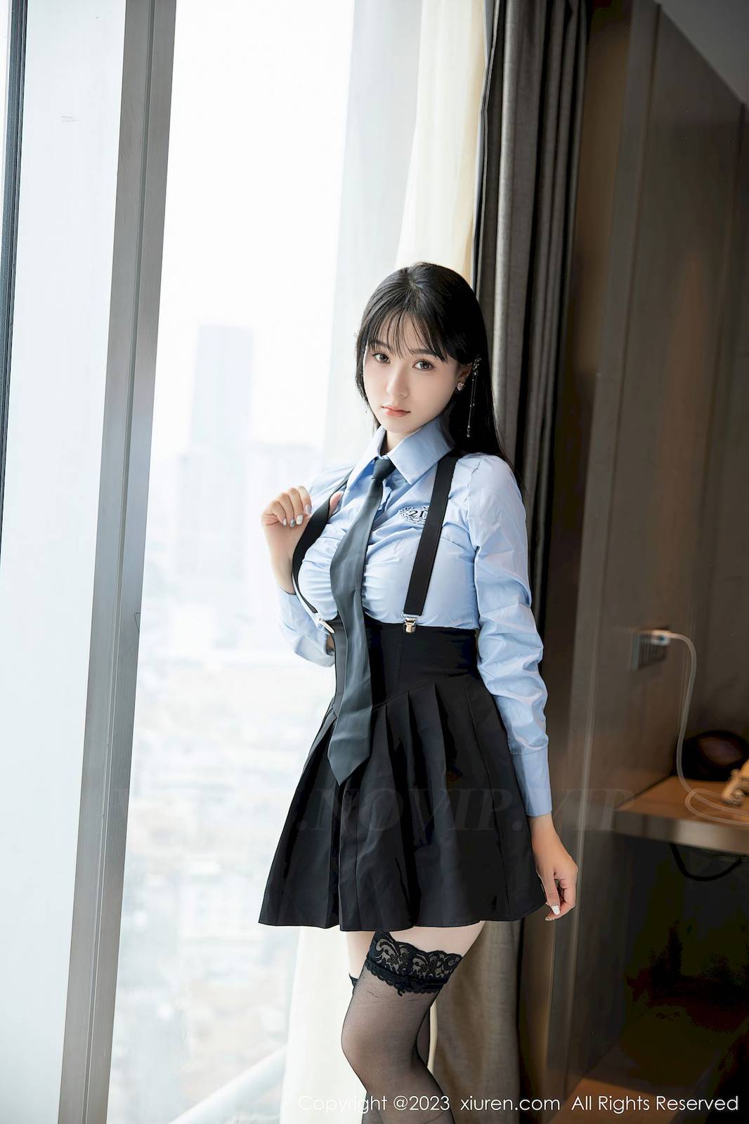 秀人网新人模特柚琪Rich蓝色上衣黑色短裙性感写真-4