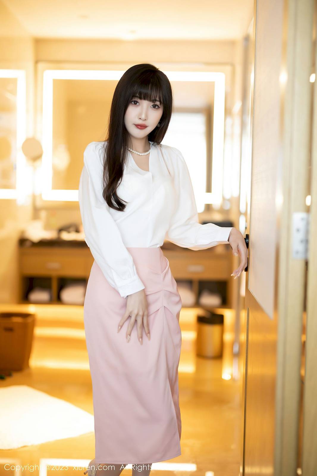 秀人网美女模特@林星阑白色上衣搭配淡粉丝长裙性感写真