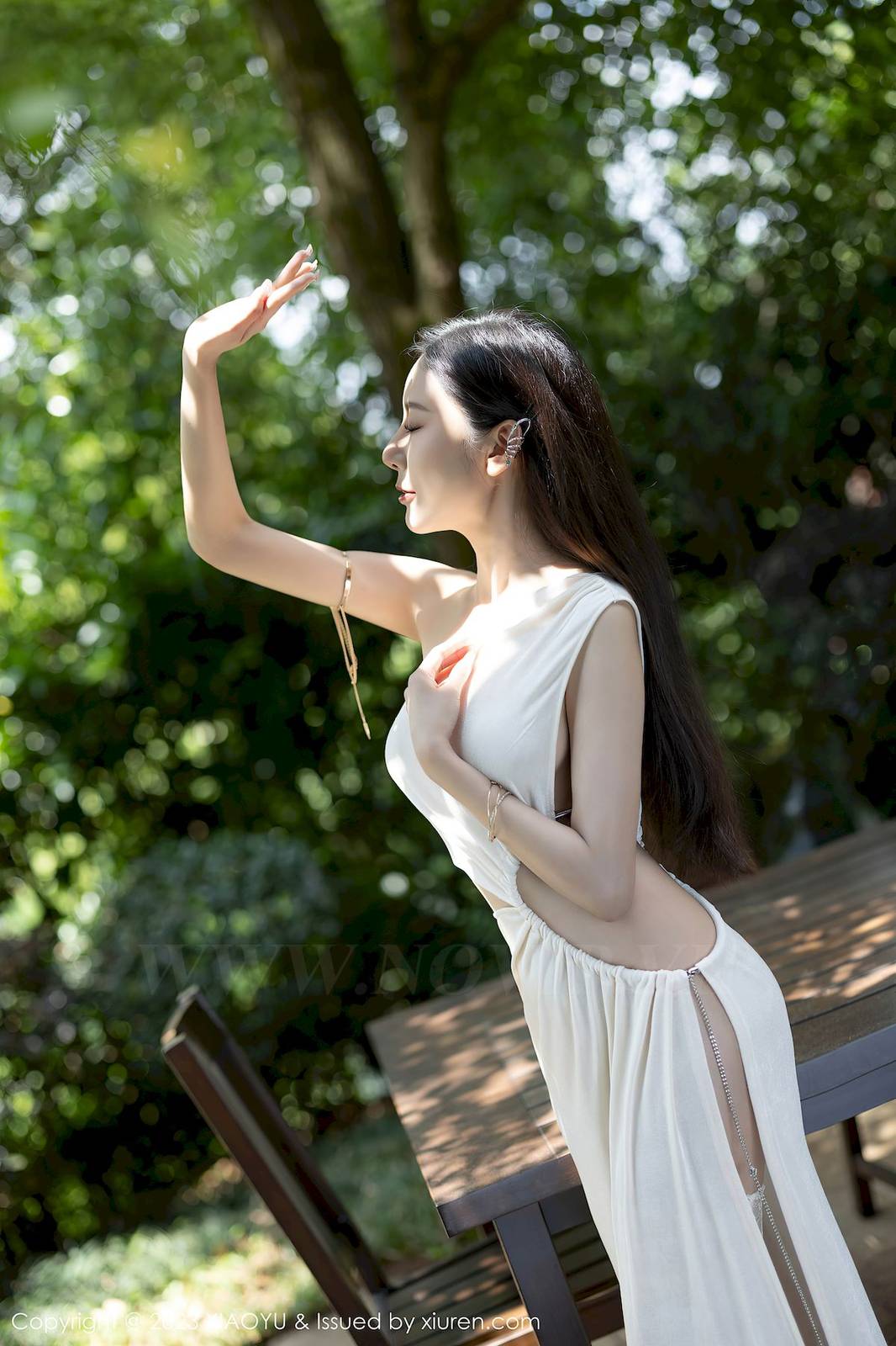 语画界性感女神王馨瑶yanni白色长裙搭配白丝袜贵州旅拍-3