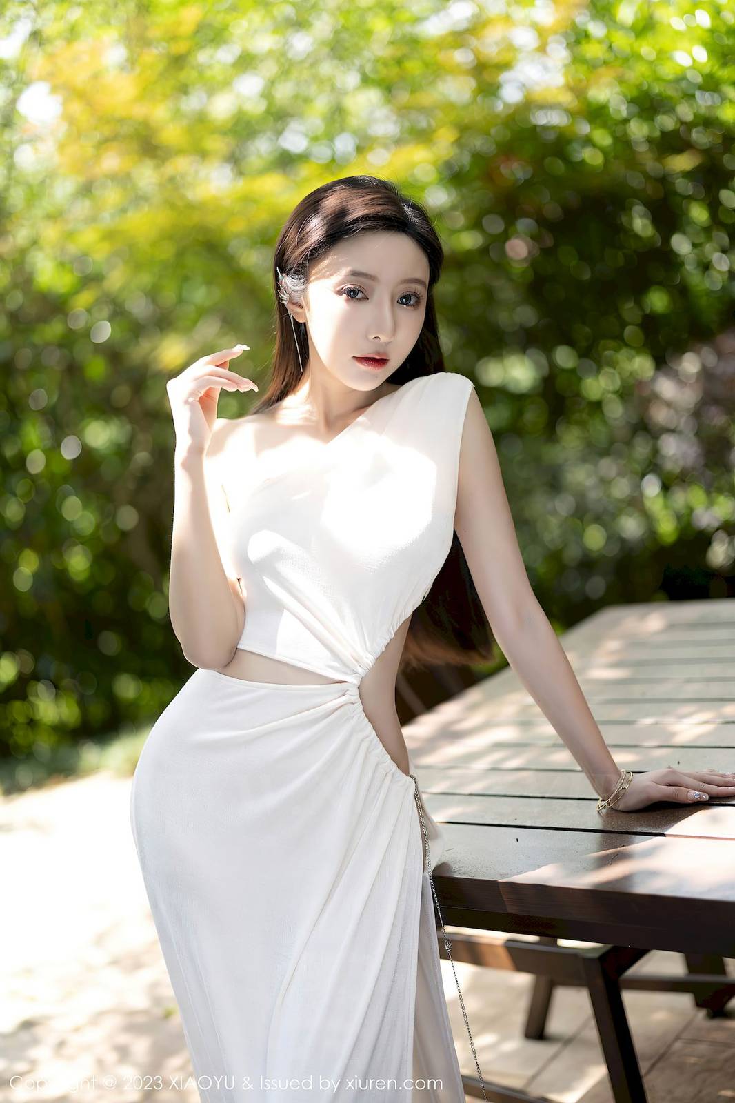 语画界性感女神王馨瑶yanni白色长裙搭配白丝袜贵州旅拍-12