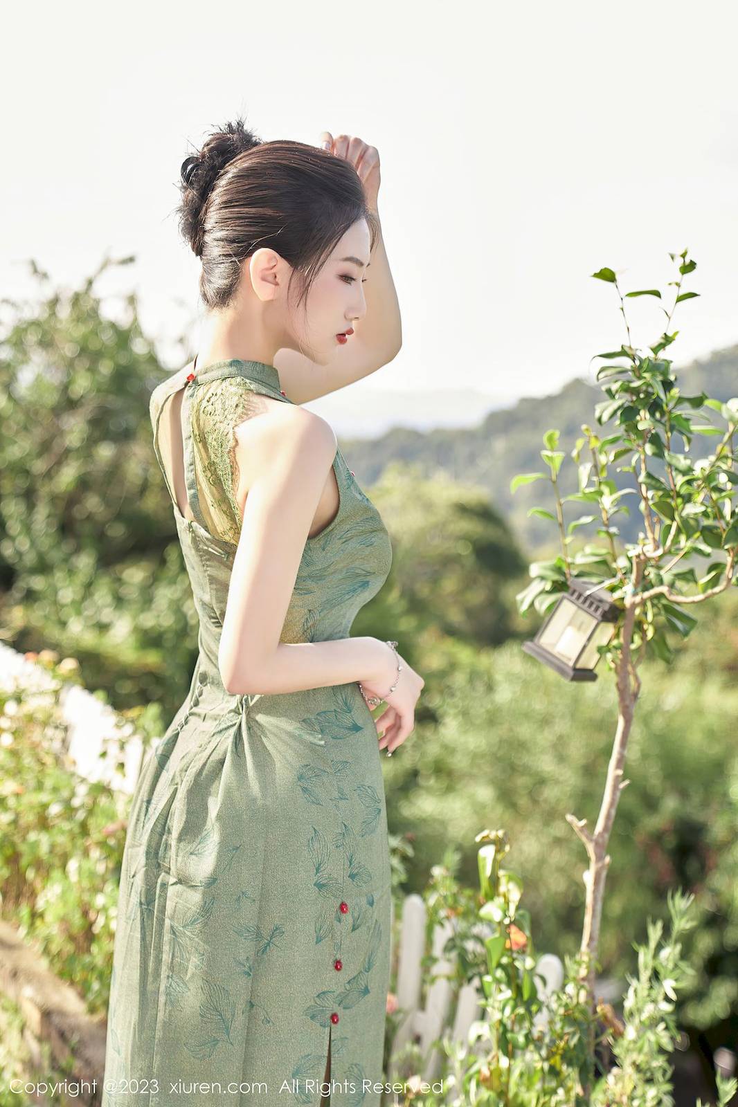 秀人网新人模特@沈青黛翠绿色旗袍搭配曼妙身姿性感写真-12