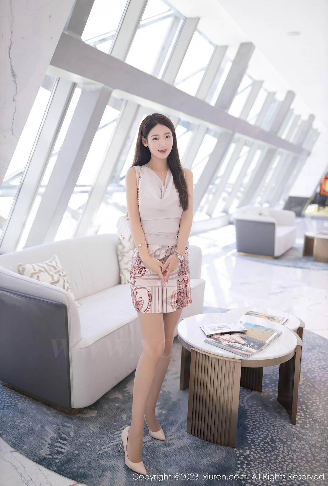 秀人网美女模特唐安琪淡粉上衣搭配灰丝短裙珠三角旅拍 -7